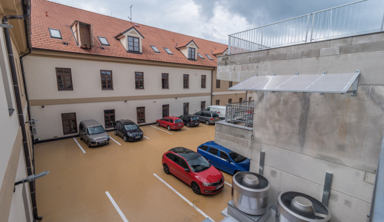 Nové parkoviště u bývalých budějckých kasáren je v provozu.