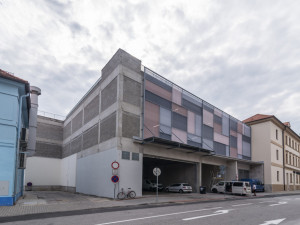 Nové parkoviště u bývalých budějckých kasáren je v provozu.