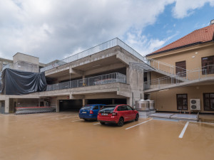 Nové parkoviště u bývalých budějckých kasáren je v provozu.