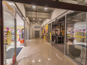 Nové parkoviště u bývalých budějckých kasáren je v provozu.