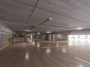 Nové parkoviště u bývalých budějckých kasáren je v provozu.