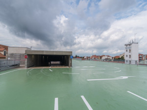 Nové parkoviště u bývalých budějckých kasáren je v provozu.