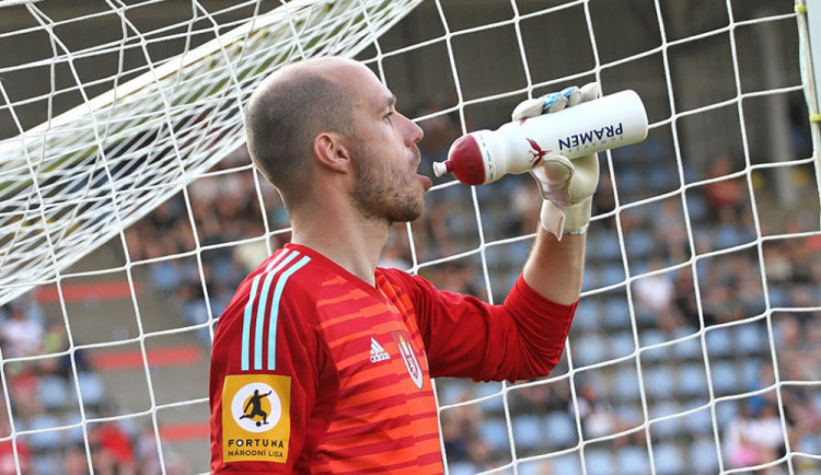 Brankář českobudějovického Dynama Zdeněk Křížek.