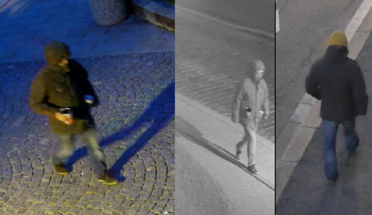 Neznámý muž posprejoval schody muzea.