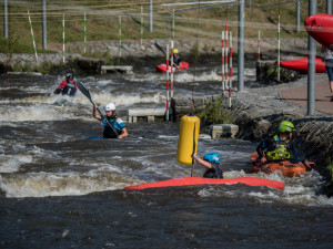 Do Českého Vrbného se sjeli vodáčtí veteráni. Své síly měřili na divoké vodě.
