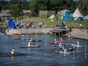 Do Českého Vrbného se sjeli vodáčtí veteráni. Své síly měřili na divoké vodě.