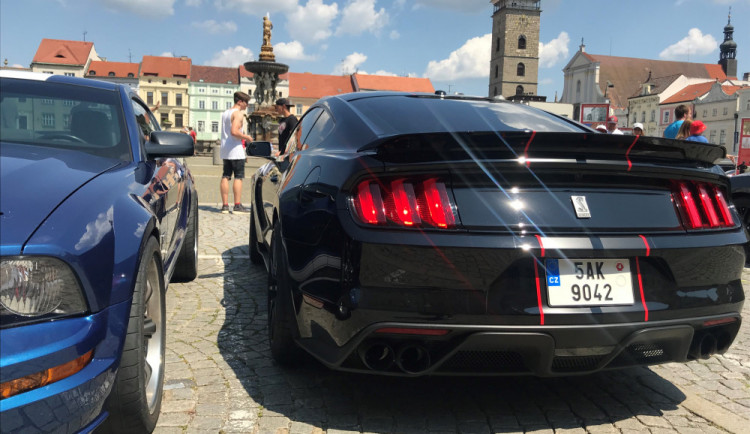 Mustangy na náměstí Přemysla Otakara II.