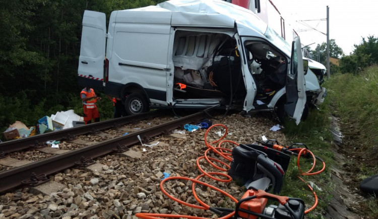 Řidič dodávky, která se u Kamenného Újezdu střetla s vlakem, v nemocnici zemřel