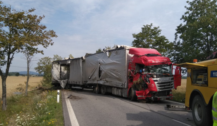 VIDEO: Převrácený kamion komplikoval dopravu mezi Vodňany a Budějcemi