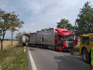 VIDEO: Převrácený kamion komplikoval dopravu mezi Vodňany a Budějcemi