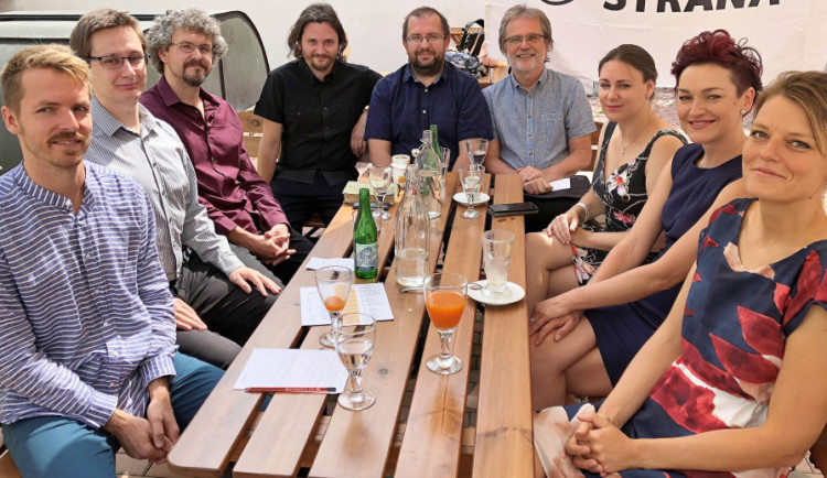 Budějčtí Piráti představili osmičlenné čelo kandidátky.  Zleva jsou: Lukáš Mareš, Josef Špak, moderátor tiskové konference Jan Nepomuk Piskač,  Jan Hošek, Jaroslav Hansal, Svatomír Mlčoch, Zuzana Kudláčková, Kateřina Hůllková a Adéla Kučerová.