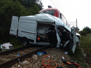 U Kamenného Újezdu srazil vlak dodávku.