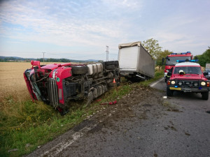 Převrácený kamion u Vodňan.