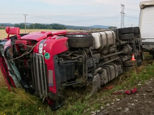 Převrácený kamion u Vodňan.