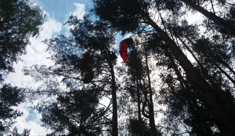 U Dlouhé Lhoty na Táborsku uvízl na stromě paraglidista. Museli ho vysvobodit hasiči.