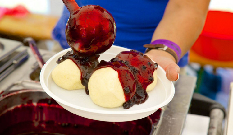 V Borovanech při populárním Borůvkobraní se soutěžilo v pojídání knedlíků.