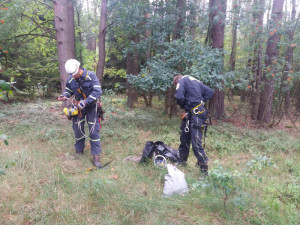 U Dlouhé Lhoty na Táborsku uvízl na stromě paraglidista. Museli ho vysvobodit hasiči.