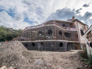 Obytná socha z dílny Michala Trpáka.