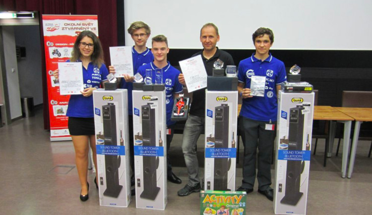 Třetí vítězství z celostátní soutěže Formule 1 obhájil na konci června tým Miracle Engineers ze strakonické školy