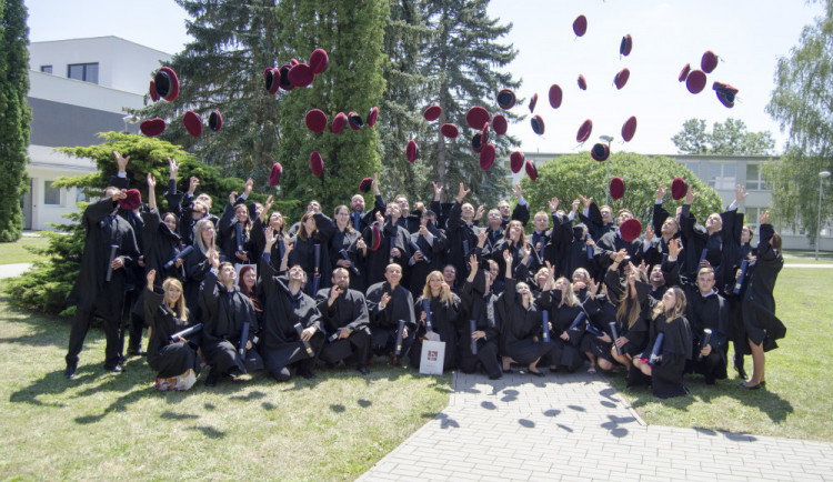 Čerství absolventi navazujících magisterských programů: Konstrukce staveb a Dopravní technologie a spoje.