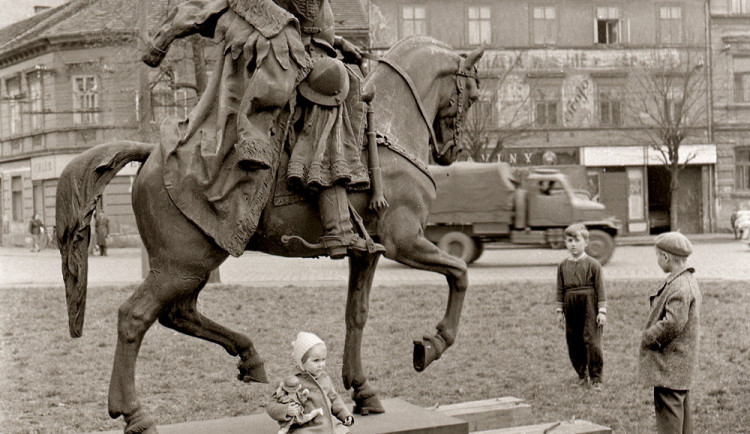 Jezdecká socha Jana Žižky z Trocnova na Žižkově třídě v květnu 1959.