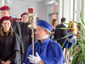 Pedel Jiří Šál s insigniemi Techniky.