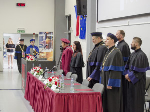 Kolegium akademiků. Zleva prof. Jan Váchal, pedel Ing. Jiří Šál, prof. Gabriel Švejda, rektor Filmové akademie Miroslava Ondříčka v Písku, promotor Ing. Kristýna Prušková, prof. Radimír Novotný, předseda Akademického senátu VŠTE, prorektor Ing. Vojtěch St