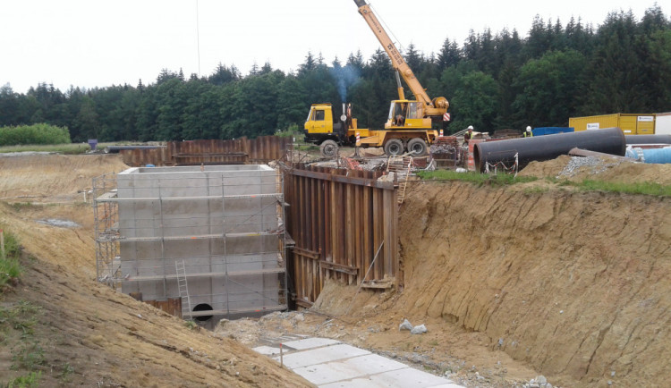 Vodárenské šachty u Ševětína, u dálnice D3.