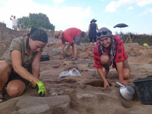 Už potřetí odborníci z Jihočeské univerzity zkoumají v Makedonii naleziště z doby kamenné