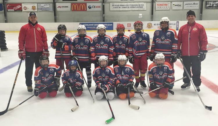 Ani přes prázdniny nezůstává ledová plocha v Hokejovém centru Pouzar v Českých Budějovicích prázdná. Jedenáct mladých hokejistů si zde užívá týdenní hokejový kemp.