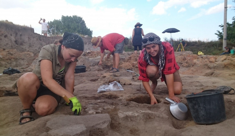 Už potřetí odborníci z Jihočeské univerzity zkoumají v Makedonii archeologické naleziště z doby kamenné.