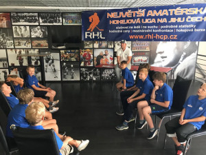 Ani přes prázdniny nezůstává ledová plocha v Hokejovém centru Pouzar v Českých Budějovicích prázdná. Jedenáct mladých hokejistů si zde užívá týdenní hokejový kemp.