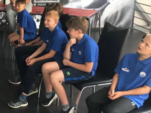 Ani přes prázdniny nezůstává ledová plocha v Hokejovém centru Pouzar v Českých Budějovicích prázdná. Jedenáct mladých hokejistů si zde užívá týdenní hokejový kemp.