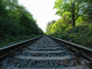 Vlak na Českokrumlovsku srazil muže, který šel středem kolejiště. Ten svým zraněním podlehl