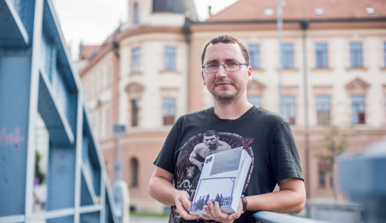 Jan Ciglbauer se svou novou knihou.