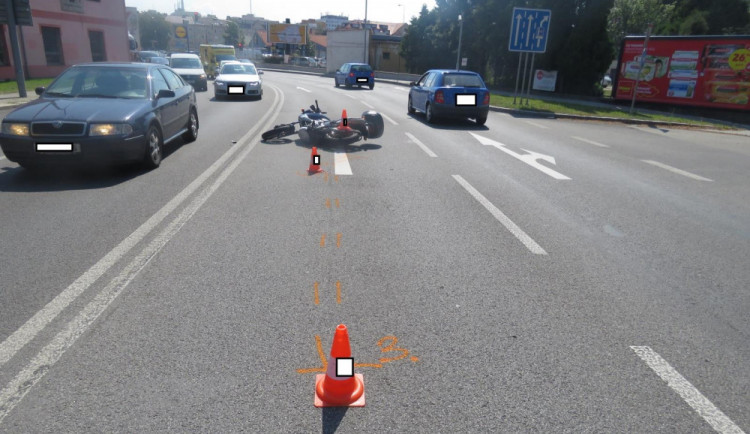 Příčina nehody na Mánesově třídě objasněna. Řidič automobilu nedal přednost motorkáři.