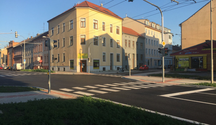 Křižovatka Pekárenské a Jírovcovy je opravená. Kompletnímu spuštění ale chybí razítka