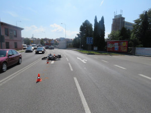 Příčina nehody na Mánesově třídě objasněna. Řidič automobilu nedal přednost motorkáři.