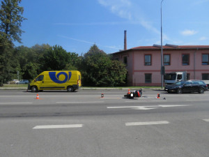 Příčina nehody na Mánesově třídě objasněna. Řidič automobilu nedal přednost motorkáři.