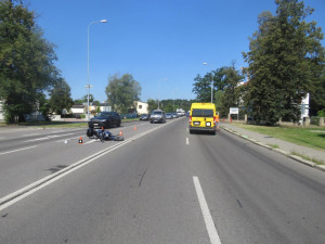 Příčina nehody na Mánesově třídě objasněna. Řidič automobilu nedal přednost motorkáři.