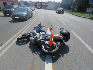 Příčina nehody na Mánesově třídě objasněna. Řidič automobilu nedal přednost motorkáři.