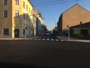 Křižovatka Pekárenské a Jírovcovy je opravená. Kompletnímu spuštění ale chybí razítka