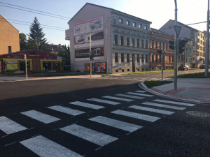 Křižovatka Pekárenské a Jírovcovy je opravená. Kompletnímu spuštění ale chybí razítka