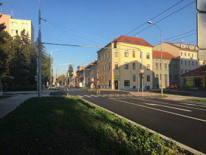 Křižovatka Pekárenské a Jírovcovy je opravená. Kompletnímu spuštění ale chybí razítka