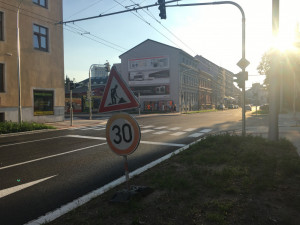 Dopravní značky stále upozorňují na práce na silnici a upravují rychlost na 30 kilometrů v hodině.