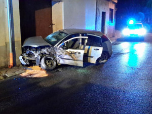 V Trhových Svinech narazilo auto do domu.