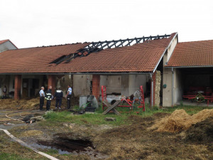 Požár stájí ve Slabčicích.