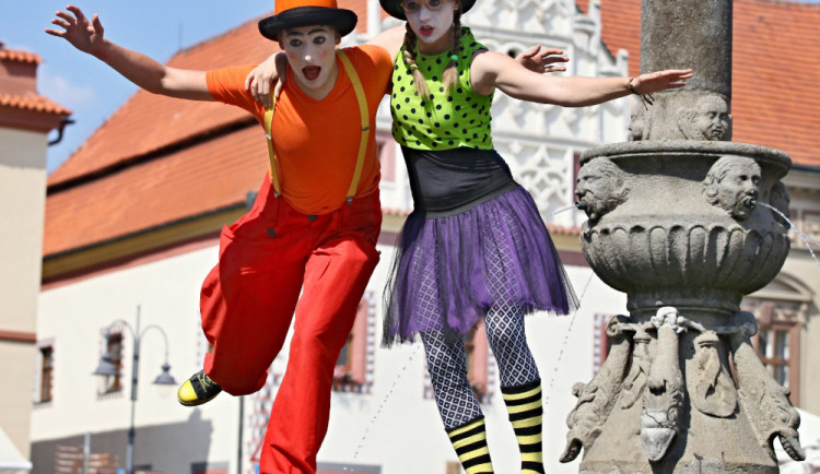 Komedianti v ulicich.