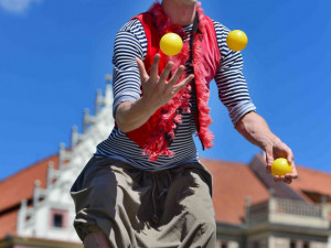 Komedianti v ulicich.
