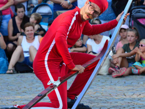 Komedianti v ulicich.